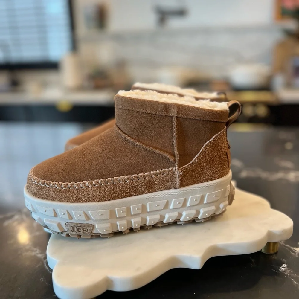 UGG *New With Tags* Venture Daze Mini Boot, Chestnut, Size 6 - Picture 5 of 8